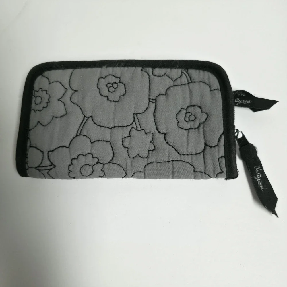 Thirty-One Zip-Around Wallet Quilted Grey Black Floral Flowers Organizer